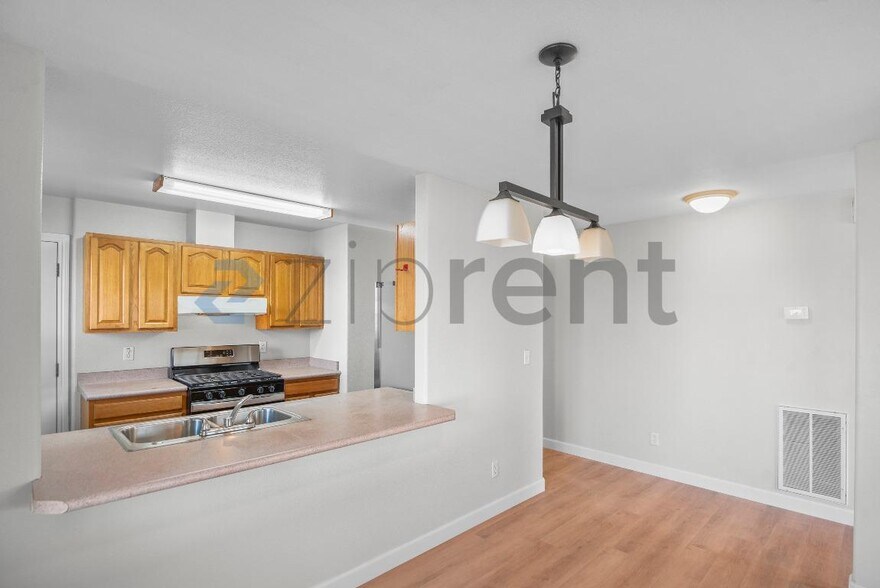 Building Photo - 2124 E 20th St