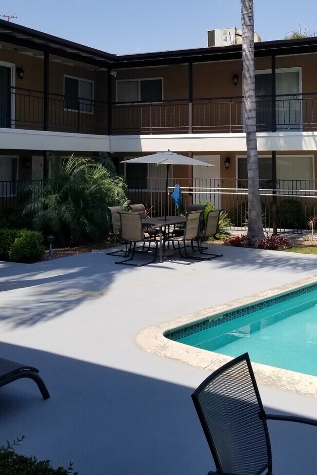 Building Photo - 1001 Pine Ave