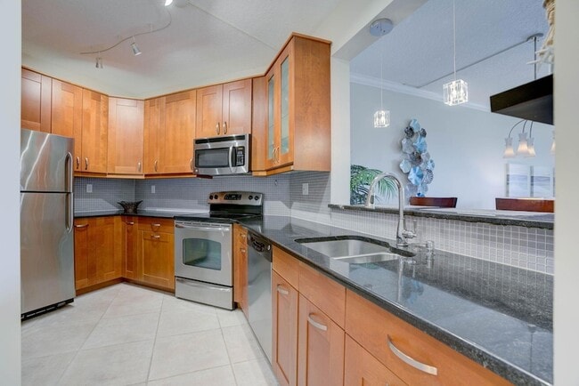 Building Photo - 500 Uno Lago Dr