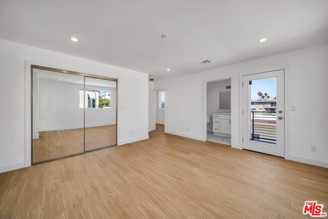 Building Photo - 227 S Park View St