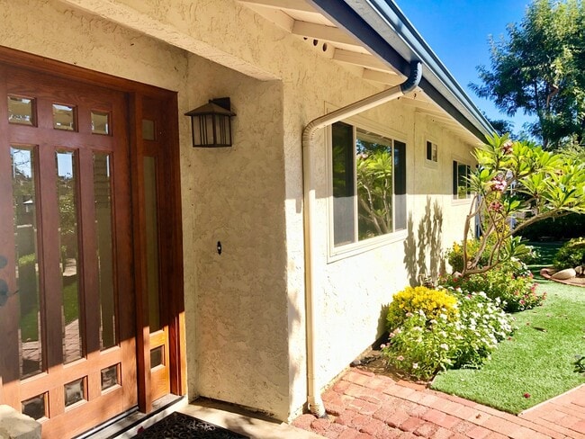 Building Photo - Beautiful Custom Home in Fallbrook, just m...