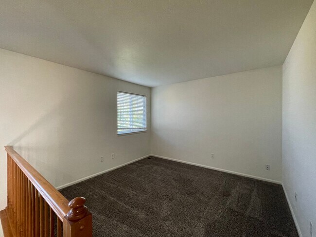Building Photo - 3Bed 3Bath Home In Erie Available July!
