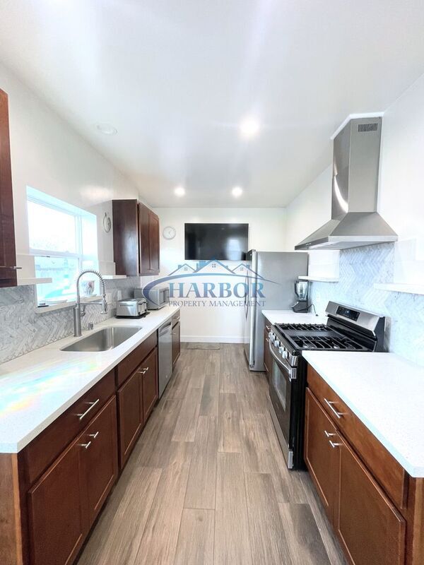 Building Photo - 646-646 W 19th St