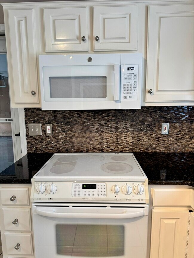 Building Photo - 3004 Southhampton Dr