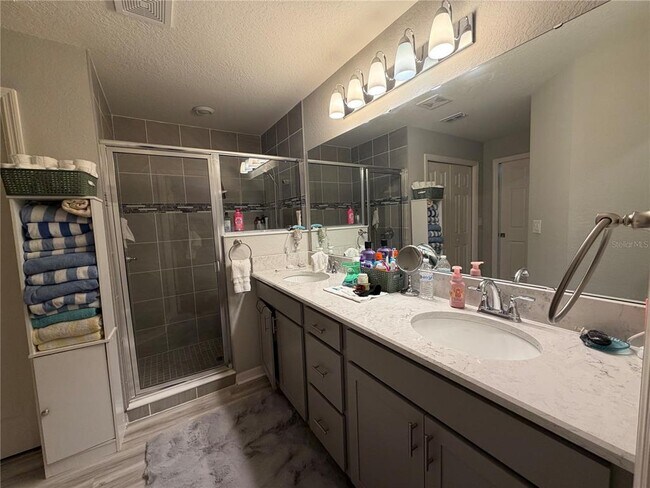 Building Photo - 1358 Cascade Dr