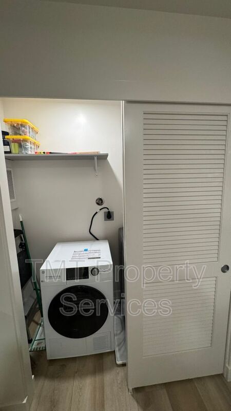 Building Photo - 2475 Victoria Ave