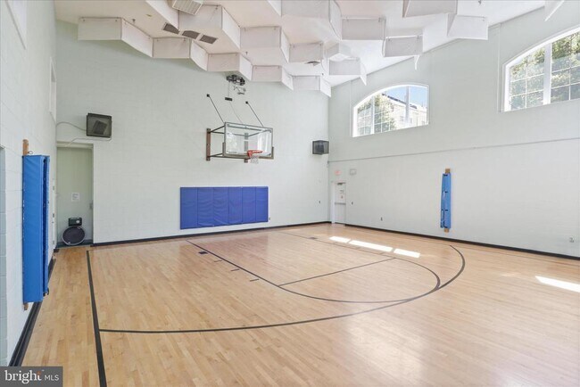 Building Photo - 5053 Kilburn St