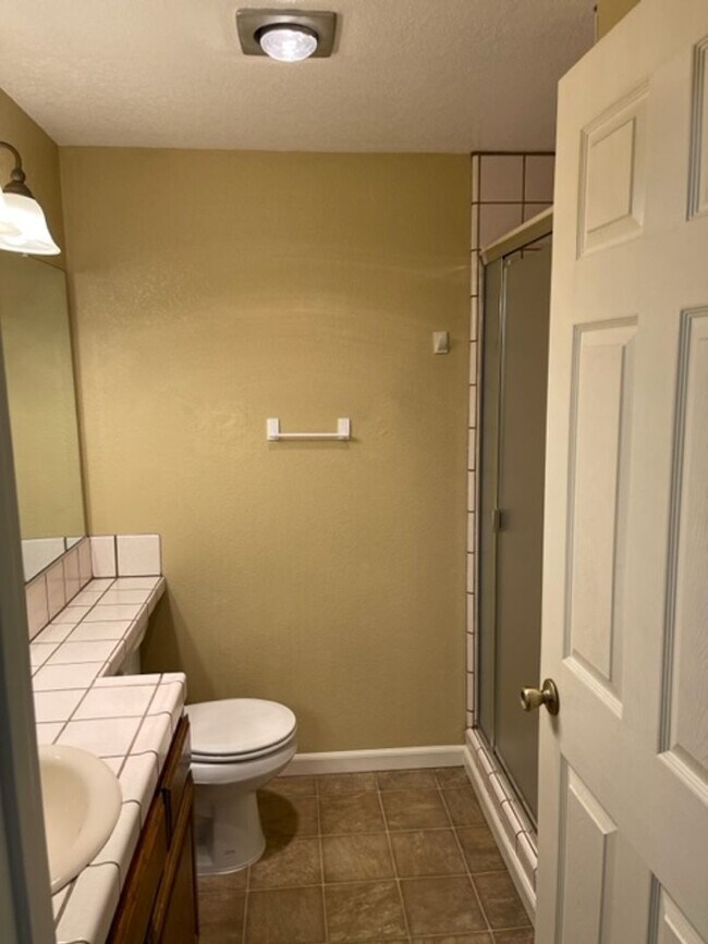 Building Photo - Beautiful Bottom Floor Unit in Ridgecrest Condos! Month to Month Lease!