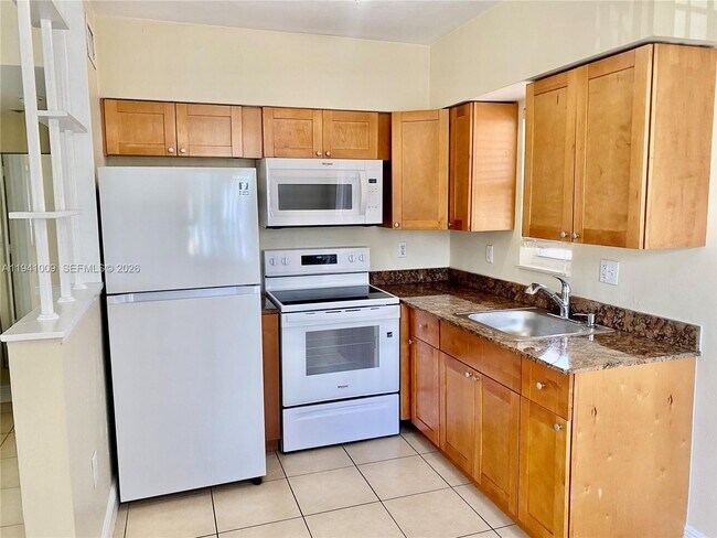 Building Photo - 930 SW 7th Ave