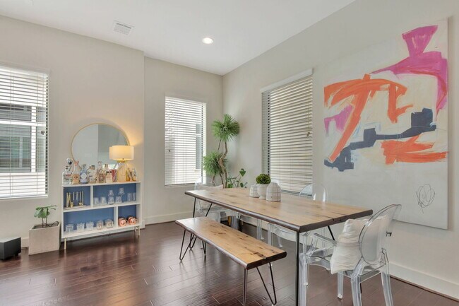 Building Photo - Stunning Home near Downtown Houston