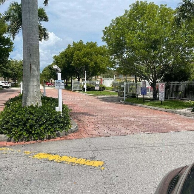 Building Photo - 1157 Golden Lakes Blvd