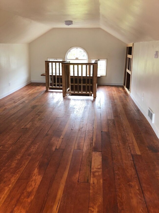 Building Photo - Stately Beauty with 3BR 1.5BA