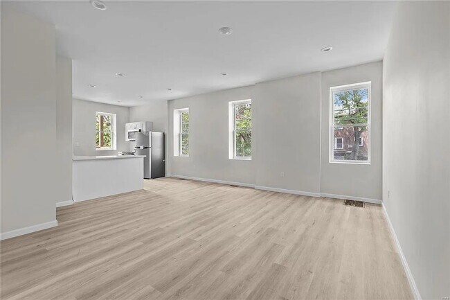 Building Photo - Gorgeous Three Bedrooms\ with IN-UNIT Laun...