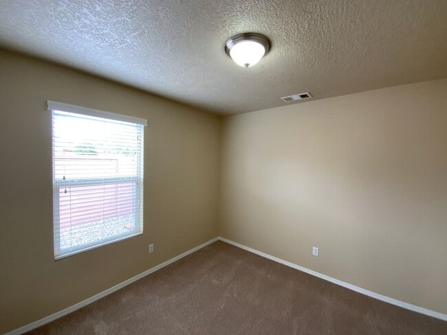 Building Photo - 3 Bedroom Single Story Home Available in T...