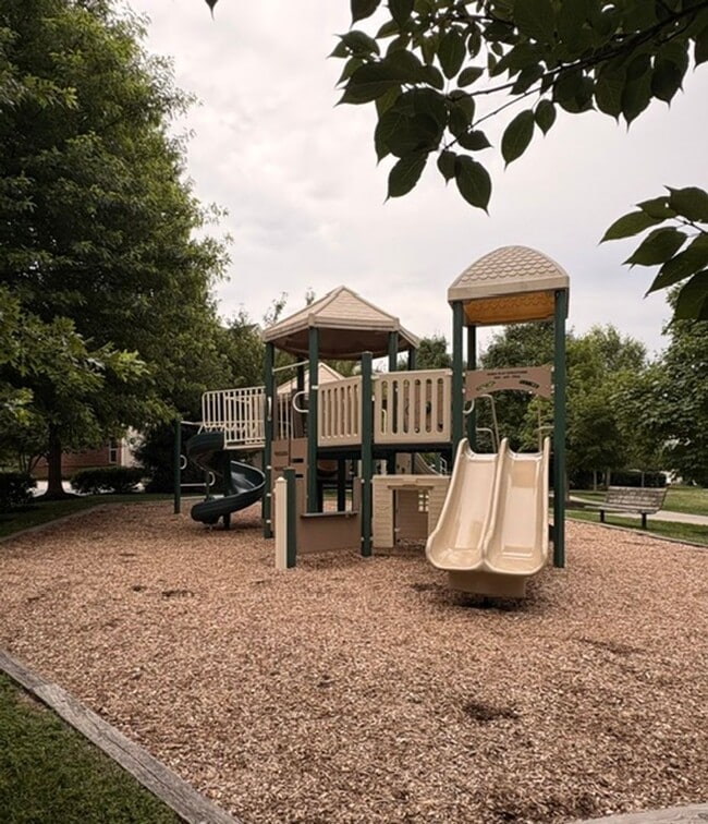 Building Photo - 121 Autumn View Dr