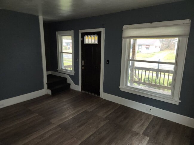 Building Photo - Charming 2-Bedroom Property in Prime Location