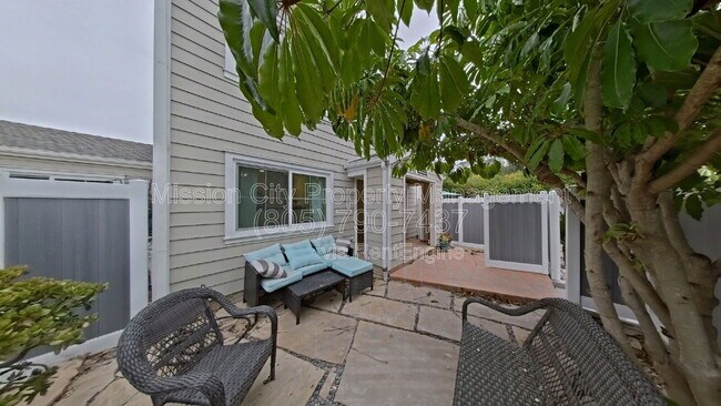 Building Photo - 432 Via Rosa