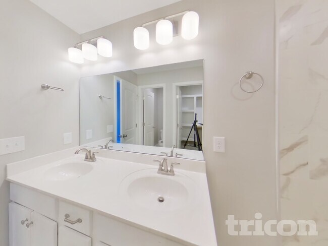 Building Photo - 716 Cedar Ln