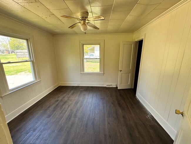 Building Photo - 2/1 with extra space in Uptown Shelby, NC