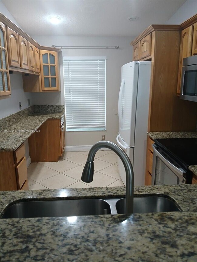 Building Photo - 5550 Lakewood Cir S