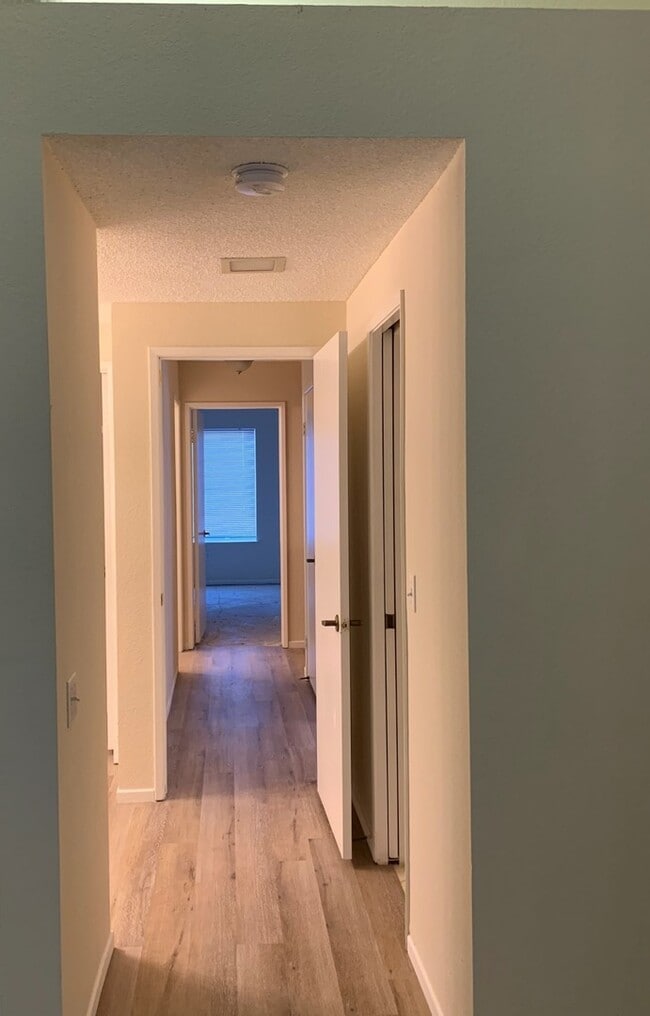Building Photo - Charming 2 bed 2 bath in west side of Heme...