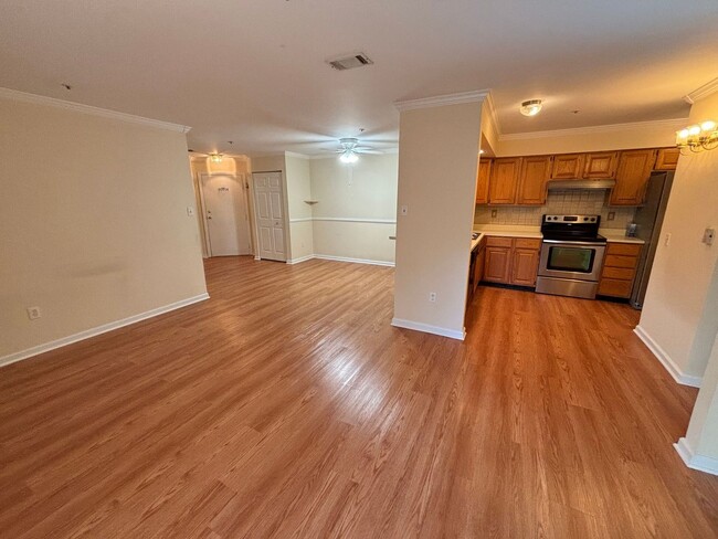 Building Photo - Updated - 2BD/2BA on 2nd floor with Balcony!
