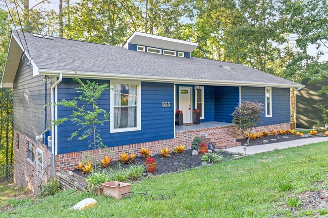 Building Photo - 555 Benson Dr