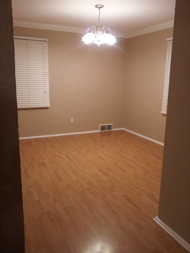 Building Photo - 917 N Center