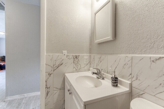 Building Photo - Beautifully Remodeled 3BR Duplex Near Parks, Schools & New Rec Center — Utilities Included. Secti...