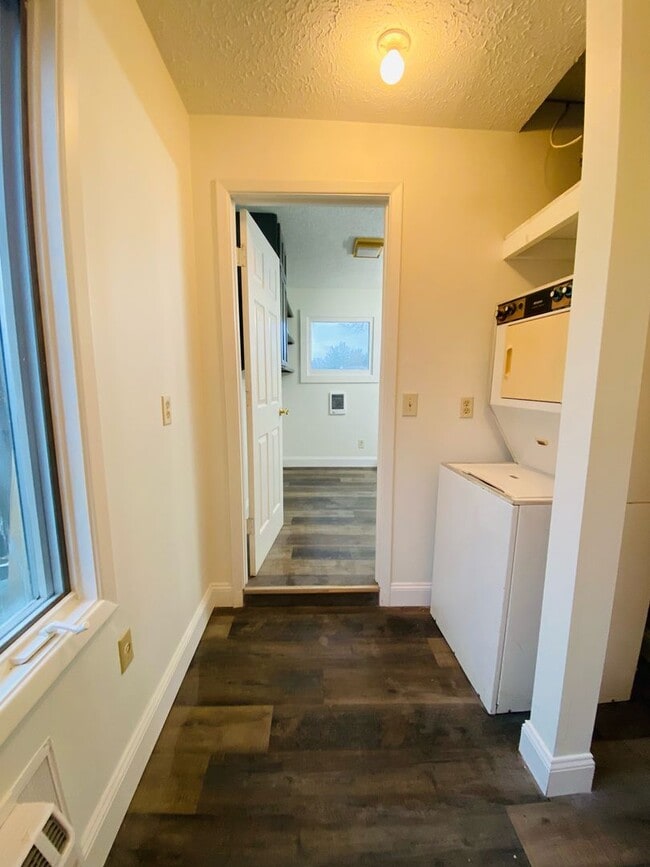 Building Photo - New Remodeled Downtown Home w/ detached carriage house, fenced back yard,