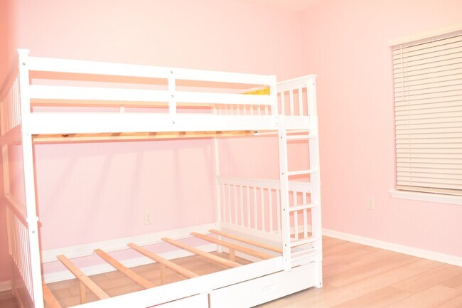 Building Photo - 572 Windermere Way