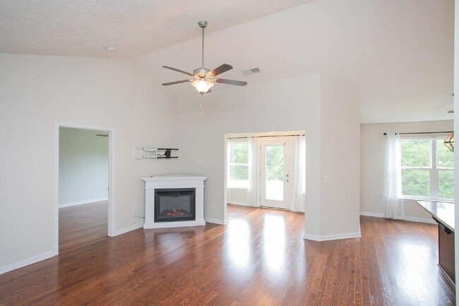 Building Photo - Single-level 2-bed, 2-bath townhome in 55+ community with pool, clubhouse, fitness center and gro...