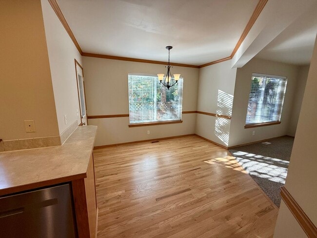 Building Photo - Charming 3 bed, 2.5 bath townhome located ...