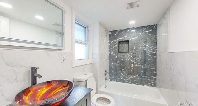 Building Photo - 132 Shaw Ave