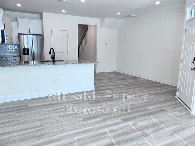 Building Photo - 456 La Maison Ave