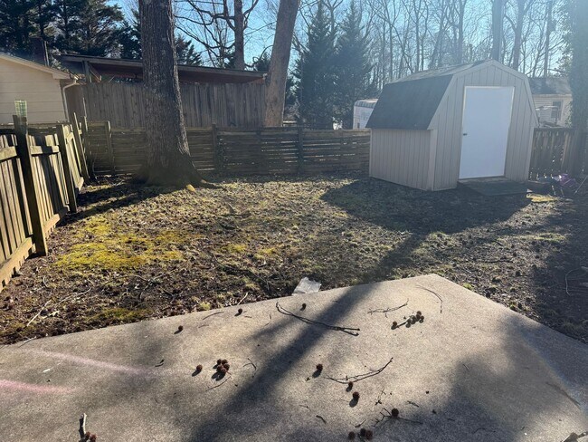 Building Photo - Adorable 2 Bedroom Off Alamance Church Road