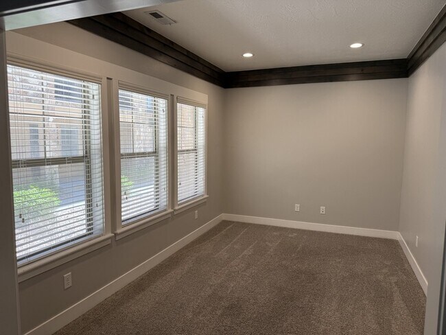 Building Photo - 5535 W Naples Dr