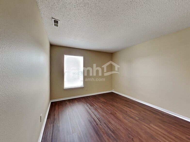 Building Photo - 10338 Kensington Way