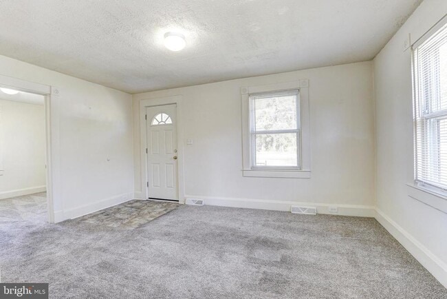 Building Photo - 15 Ritters Ln