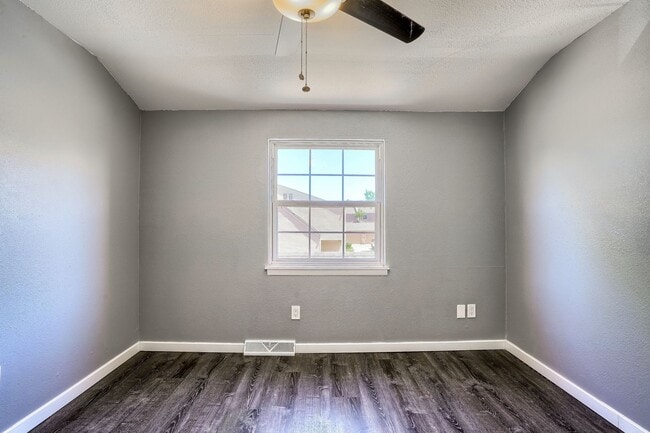 Building Photo - Comfortable Single-Family Townhouse in Quiet Community