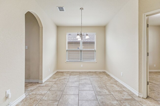 Building Photo - 5 Bedroom/3.5 Bath Saddle Creek Subdivision