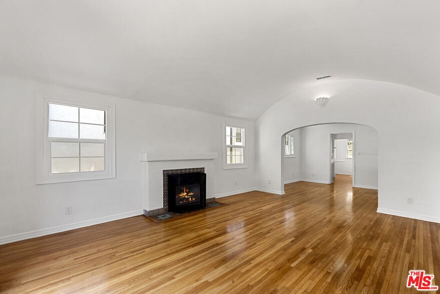 Building Photo - 515 N Kings Rd