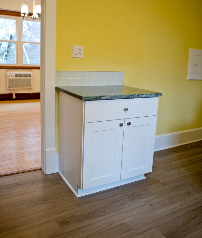 Building Photo - 225 Buell St