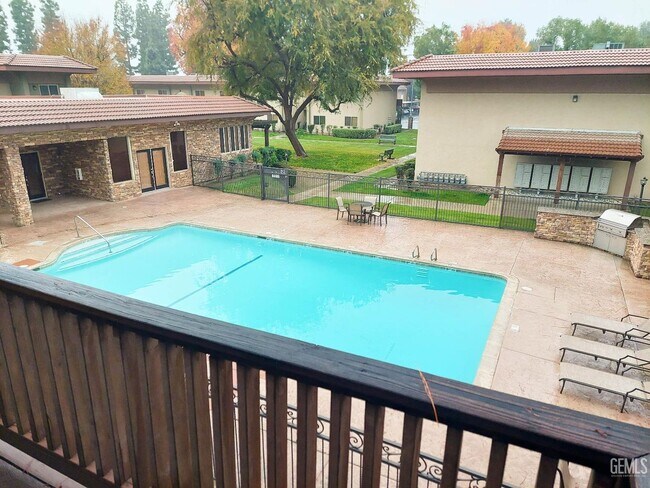 Building Photo - Condo, Clean and Private!