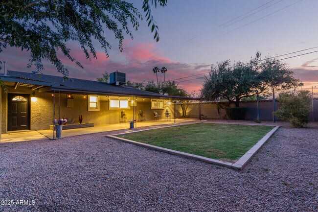 Building Photo - 1422 W Orange Dr