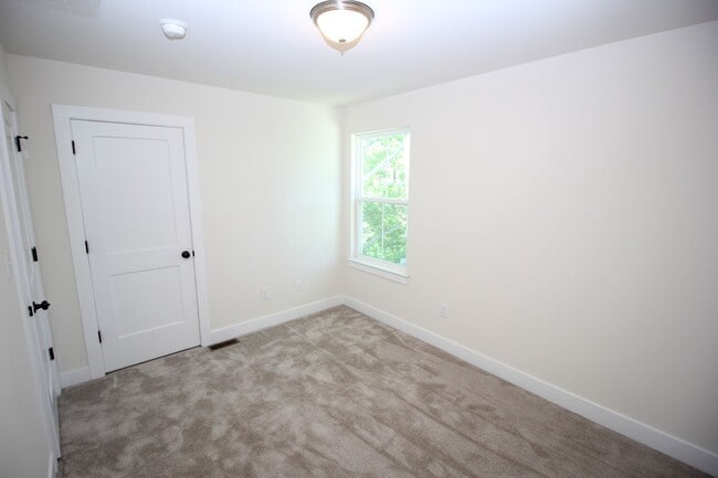 Building Photo - Lafayette Hill - 4 Bedroom 2.5 Bath Twin - HW - Granite - Great Location