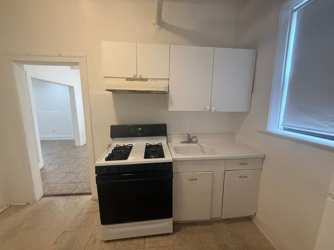 Building Photo - 3258 Maple Ave