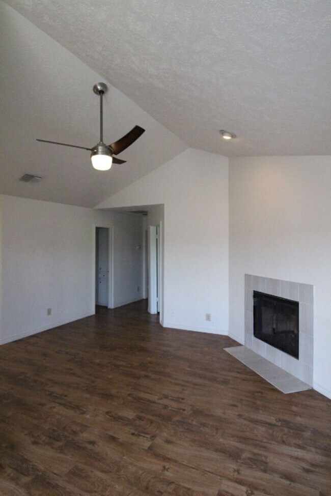 Building Photo - Condo within walking distance to Texas Sta...