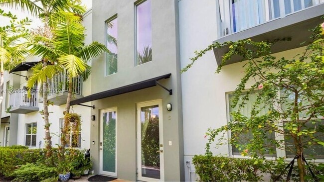 Building Photo - 460 NE 35th Ct