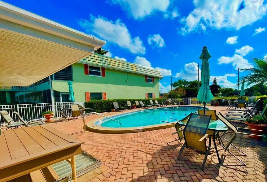 Building Photo - 200 Valley Stream Dr